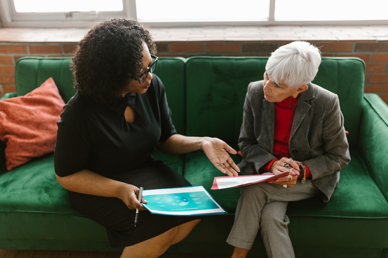 two-woman-discussing-an-analogy