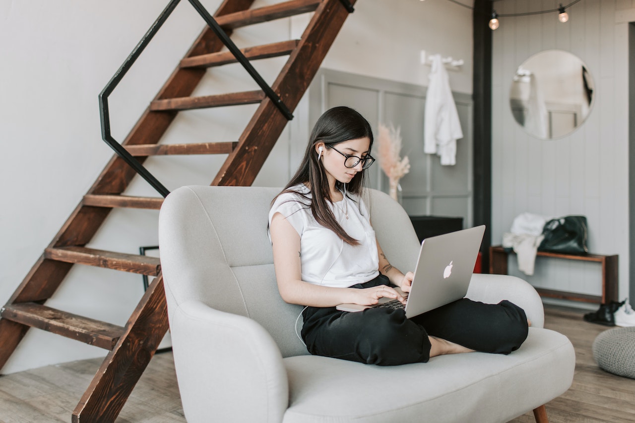 woman-in-couch-video-resume