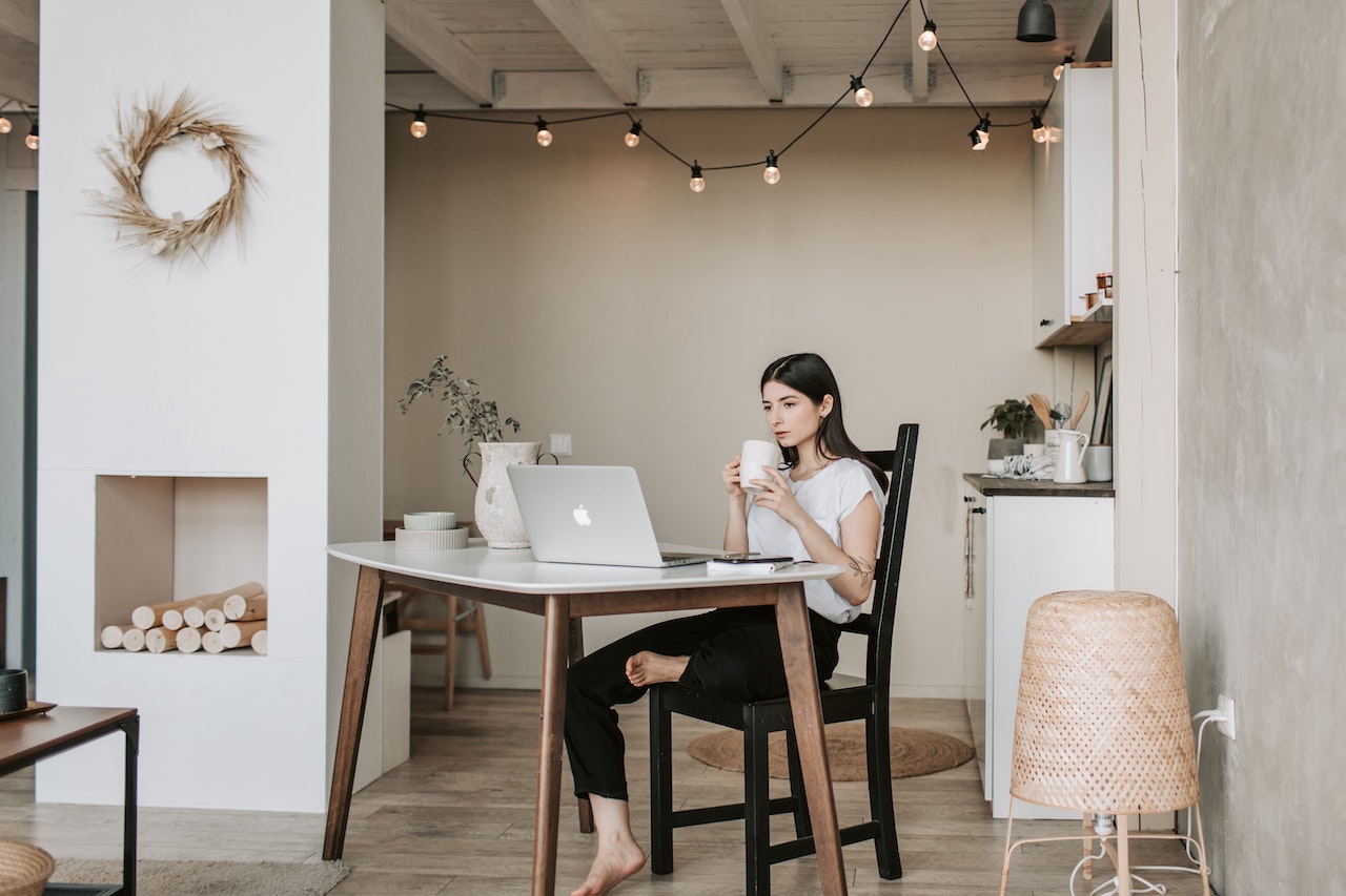 woman-in-desk-video-resume