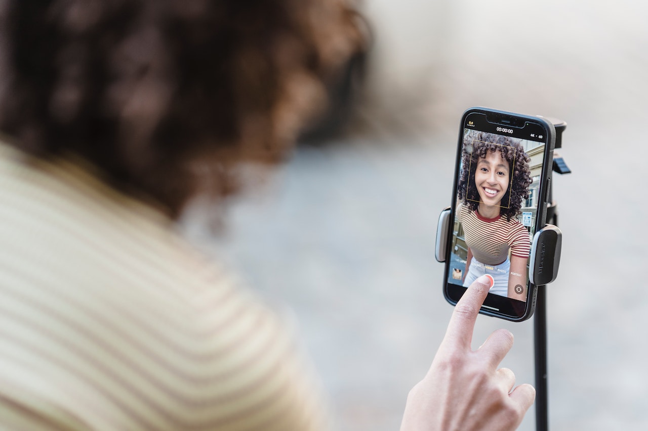 woman-infront-of-phnoe-video-resume