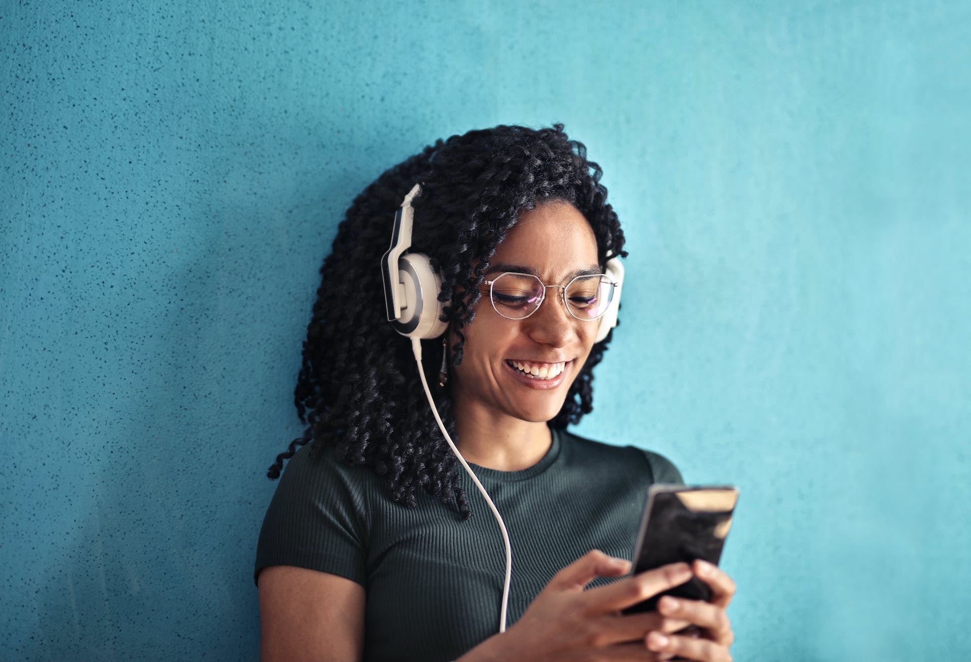 woman-smiling-writing-in-smartphone-journaling-apps