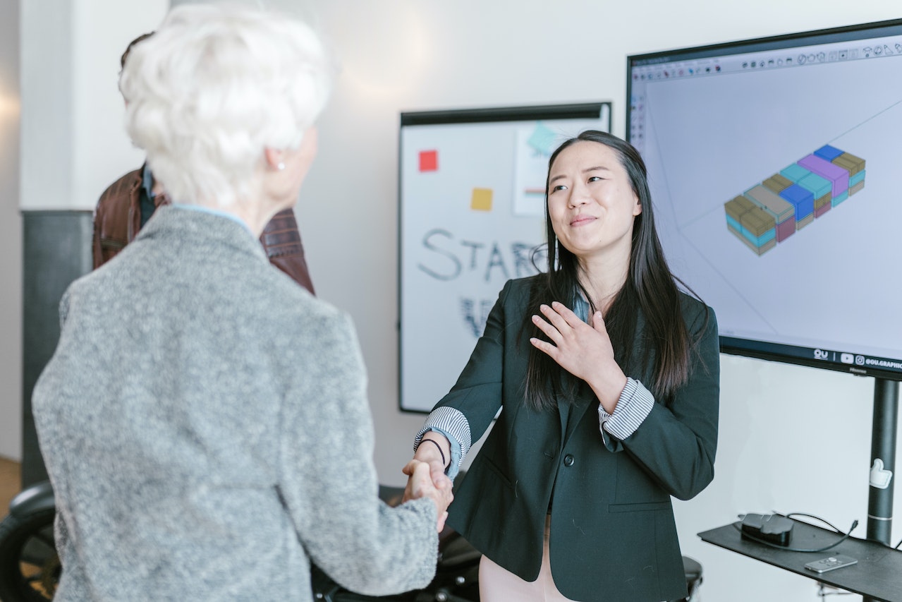 women-shaking-hands-after-meeting-smart-kpis