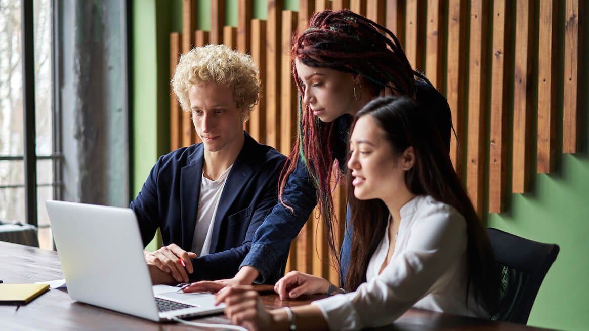 agile-project-management-a-team-works-together-on-laptop