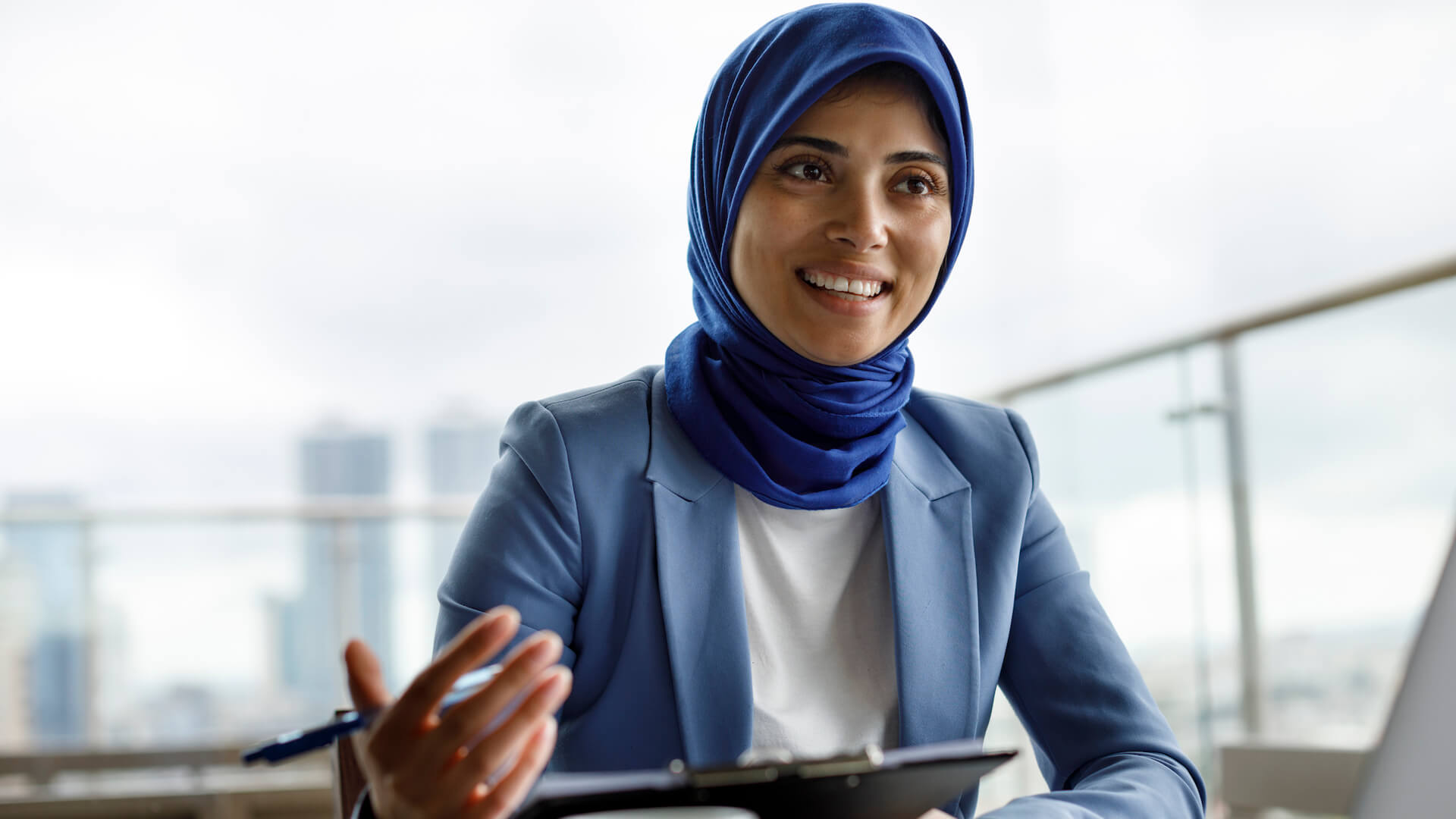 individual-contributor-woman-talking-at-desk