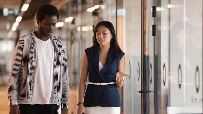 insubordination-in-the-workplace-colleagues-talking