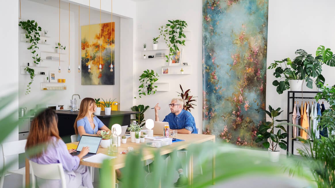 organizational-effectiveness-a-team-works-together-in-nice-workspace