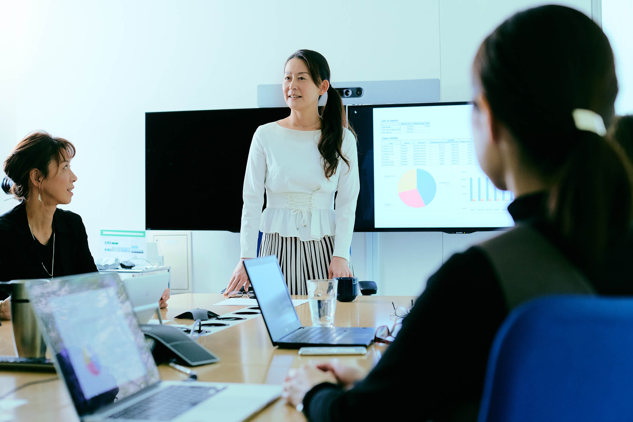 woman leading meeting about performance management