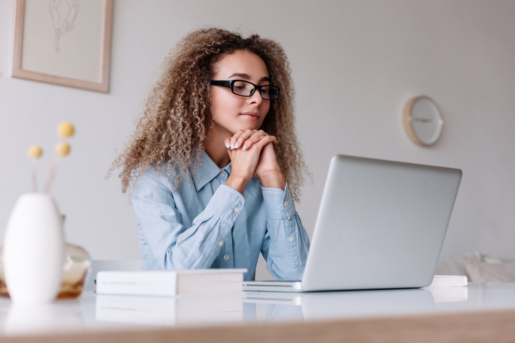 businesswoman-sitting-in-office-looking-at-emails-in-computer-overcoming-self-doubt
