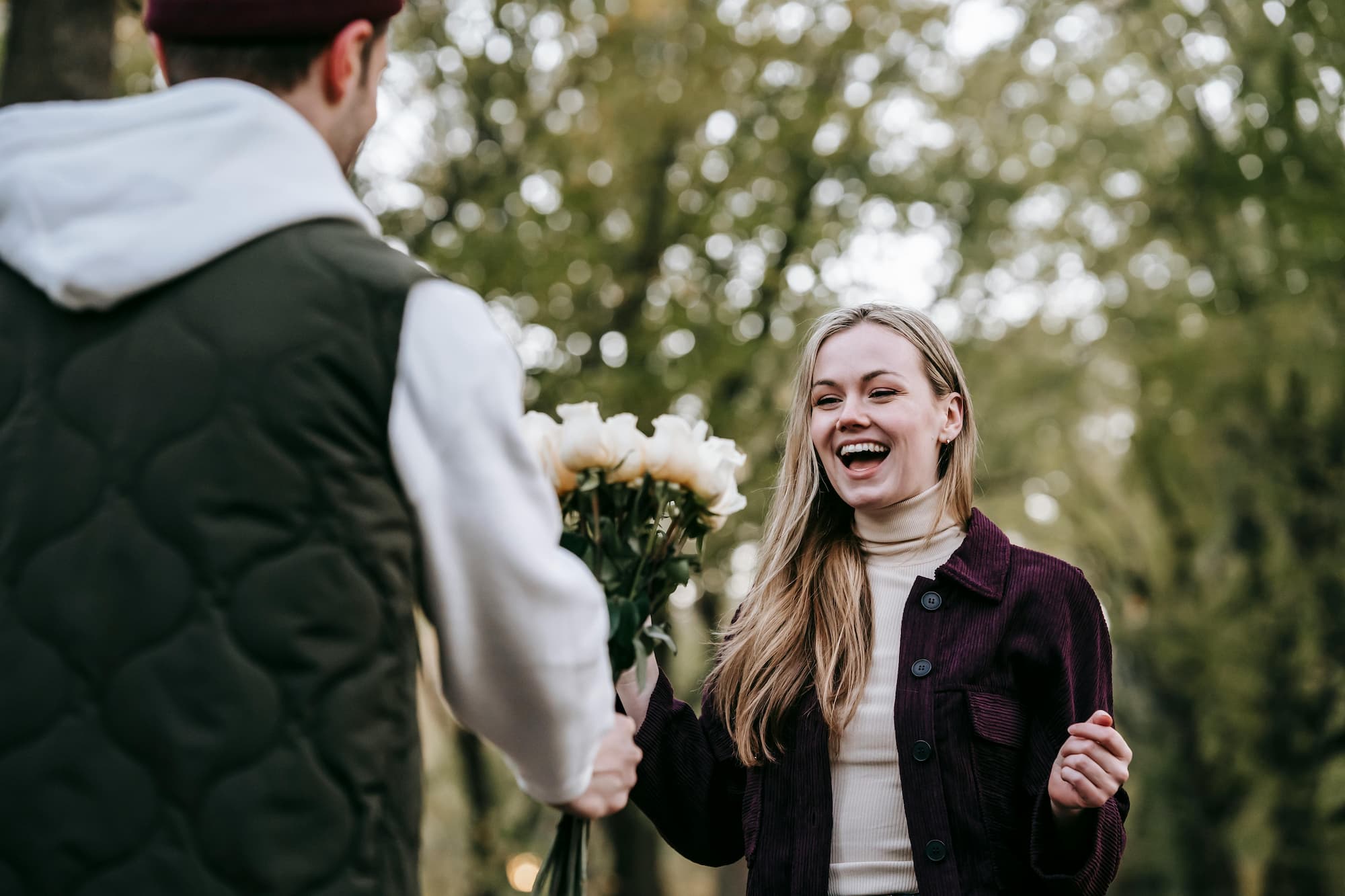 woman-receiving-flowers-experiencing-love-bombing